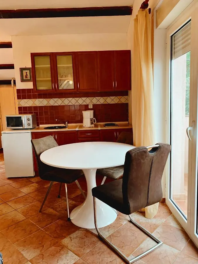 Villa Mihaela 0*, Icici